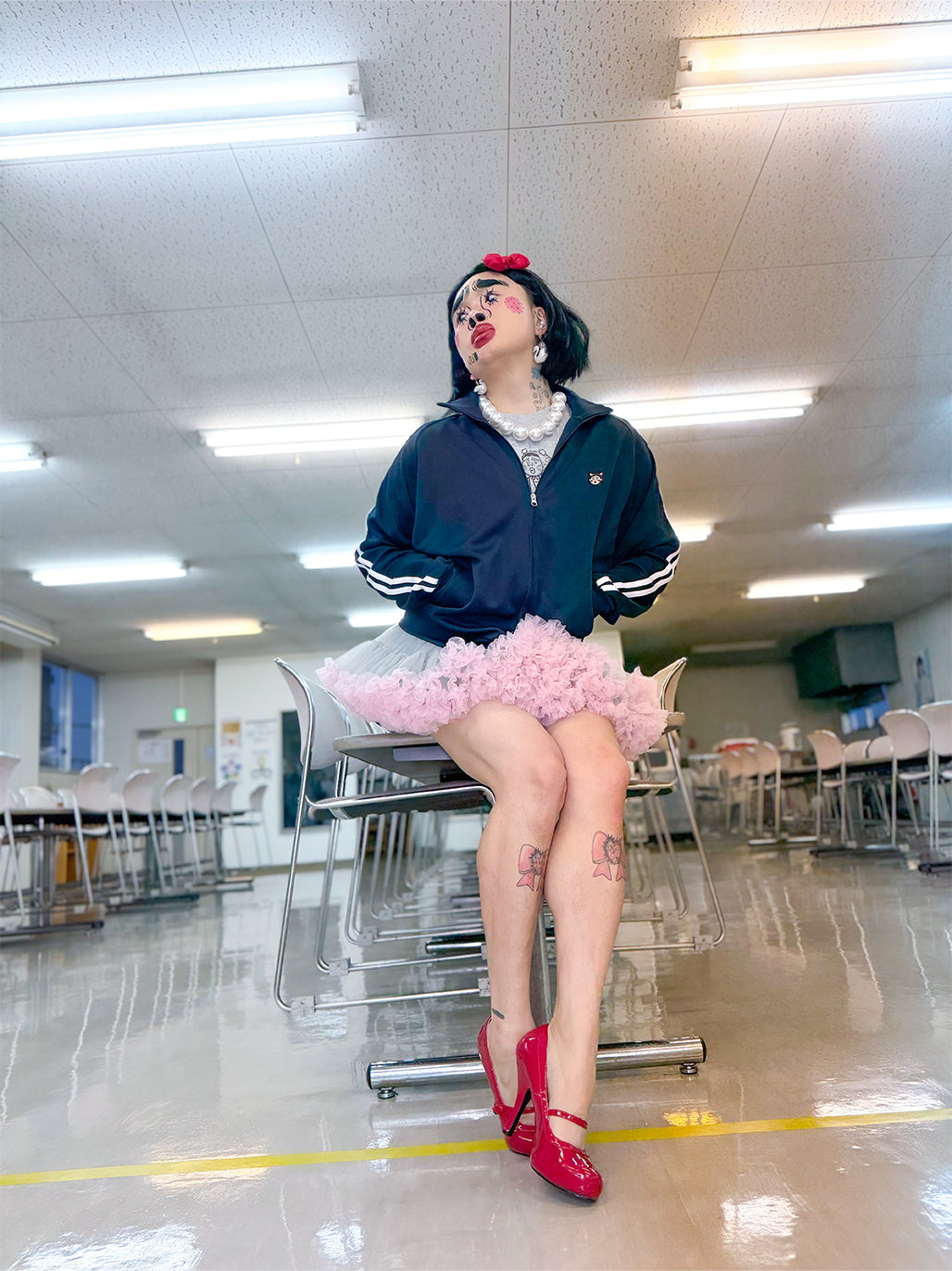 ワンポイント顔面刺繍ジャージ (※背面に官能的プリント)